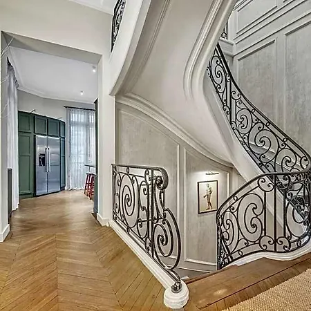 Luxury House Vip Service - Arc De Triomphe Szálloda 3*